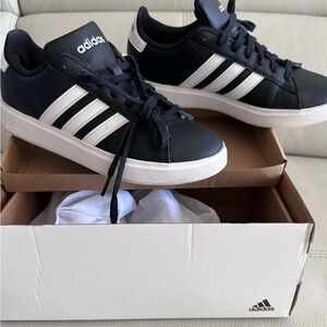 Adidas Unisex Classic Black and White Sneakers •men size 6UK •women size 7.5